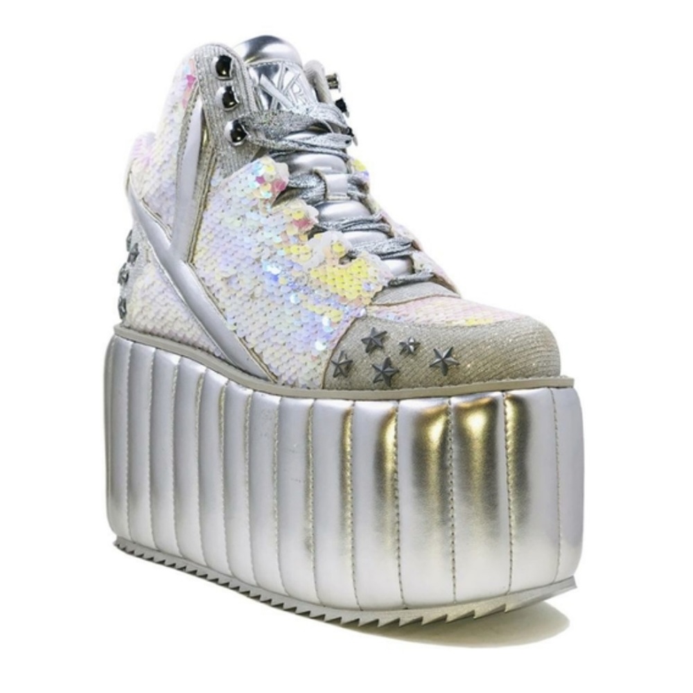 Y.R.U. Qozmo in Moonrock
Size 10 💕